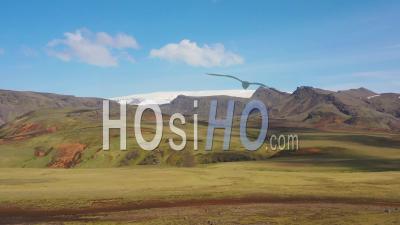 Vue Aérienne Sur Un Paysage Islandais Typique, Près De Vik, Comprend Des Paysages Volcaniques Et Glaciaires - Vidéo Drone