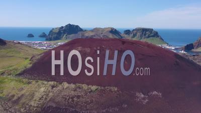 Vue Aérienne Du Volcan Eldfell Qui Se Profile Au-Dessus De Heimaey Dans Les îles Westman, Vestmannaeyjar, Islande - Vidéo Drone