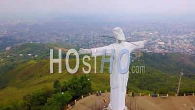 Vue Aérienne Autour De La Statue De Cristo Rey à Cali, Colombie - Vidéo Drone