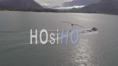 Vue Aérienne Du Wakeboard De Ski Nautique Sur Alke à Interlaken, Suisse - Vidéo Drone