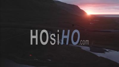 Une Cascade Au Coucher Du Soleil Dans L'ouest De L'islande - Vidéo Drone