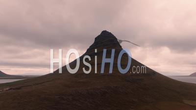 Kirkjufell Mountain Dans L'ouest De L'islande Au Coucher Du Soleil - Vidéo Drone
