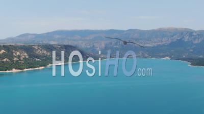 Grand Plan Du Lac De Sainte-Croix, En Provence, Parmi Les Montagnes, Vidéo Drone