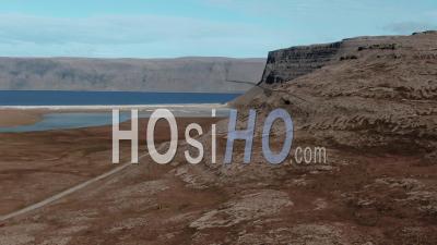 Montagnes Sur Un Fjord Et Une Plage Volcanique Rouge Dans L'ouest De L'islande - Vidéo Drone