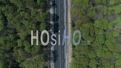Vue Aérienne D'une Route à Travers Une Forêt - Vidéo Drone