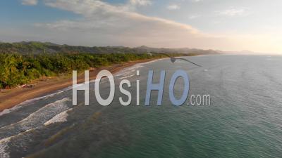 Coucher De Soleil Sur La Plage Calala Avec Fond De Montagne, Philippines, Vue Drone