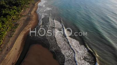Rivière Qui Coule Dans Un Océan Tropical Foncé, Philippines - Vidéo Drone