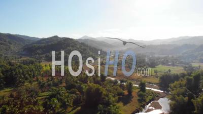 Vallée Des Montagnes Aux Philippines Au Lever Du Soleil- Vidéo Drone