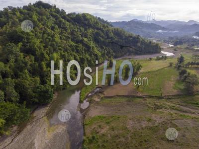 Jungle Covered Mountain Side With River, Philippines - Drone Point Of View - Photographie Aérienne