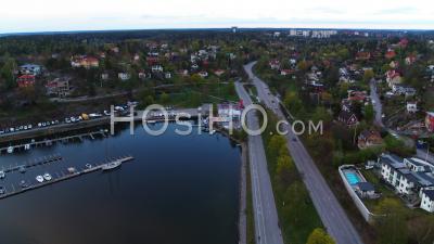 Marina Pour Petits Bateaux à Stockholm Pendant Le Coucher Du Soleil, Suède - Vidéo Drone