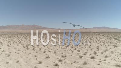 Route Traversant Le Désert Du Mojave En Californie – Vidéo Drone
