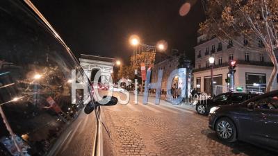 Hyper Lapse Au Volant D'une Voiture Noire La Nuit à Paris
