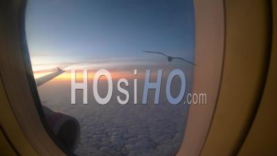 Hyper Lapse D'un Avion Volant Au Coucher Du Soleil - Vidéo Drone