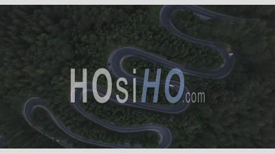 Route De Montagne En Épingle à Cheveux Traversant Une Forêt - Vidéo Drone