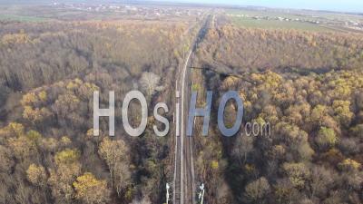 Vue Aérienne Du Passage à Niveau De La Forêt D'automne - Vidéo Drone