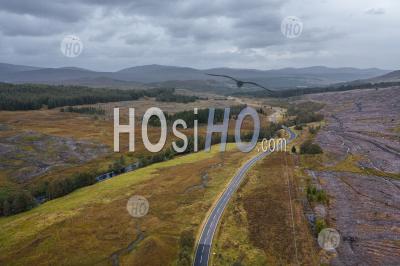 Empty Road In The Northwest Highlands Of Scotland At Autumn - Photographie Aérienne