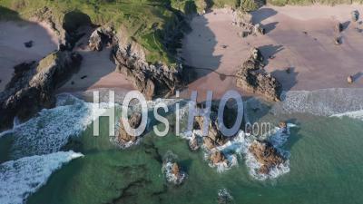Vue Aérienne Sur Coastal Village In Highlands - Video Drone Footage