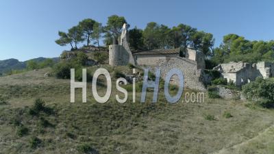 Église Saint-Laurent Dans Le Village D'eygalières - Vidéo Drone