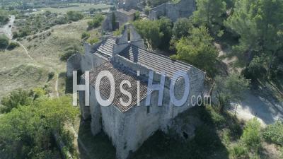 Église Saint-Laurent Dans Le Village D'eygalières - Vidéo Drone