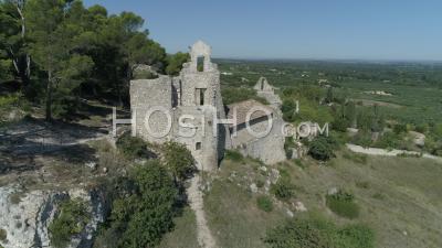 Église Saint-Laurent Dans Le Village D'eygalières - Vidéo Drone