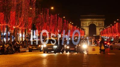 Paris, Belle Soirée à Paris, Champs Elysées Décorés Pour Noël, Circulation Près De L'arc De Triomphe
