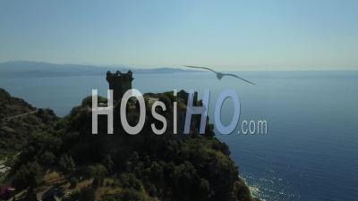 Vue Aérienne De La Tour De Nonza Au Sommet D'une Falaise - Vidéo Par Drone