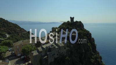 Vue Aérienne De La Tour De Nonza Au Sommet D'une Falaise - Vidéo Par Drone