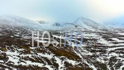 Montagnes De Cairngorm Dans La Neige Et Les Nuages Bas, Aviemore, Ecosse, Vidéo Par Drone