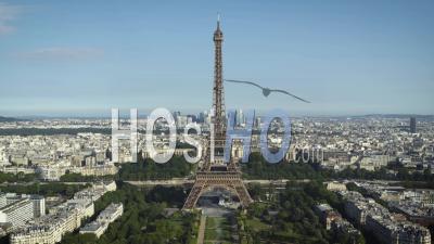 Vue Aérienne De La Tour Eiffel En été - Vidéo Drone