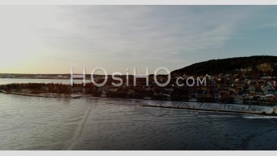 Panoramique Sur Un Lac Gelé à L'extérieur D'ostersund En Suède - Vidéo Aérienne Par Drone