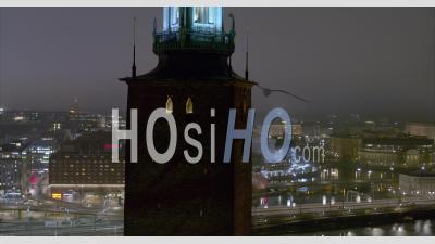 Vue Aérienne Sur L'hôtel De Ville De Stockholm Dans La Nuit, Suède - Vidéo Aérienne Par Drone
