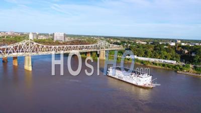 Un Bateau à Vapeur à Aubes Du Fleuve Mississippi Passe Sous Trois Ponts En Acier Près De Memphis, Tennessee - Vidéo Aérienne Par Drone