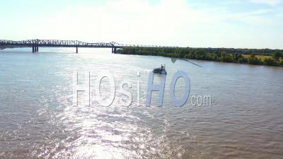 Un Bateau à Aubes à Vapeur à Aubes Remontant Le Fleuve Mississippi Avec Memphis Tennessee En Arrière-Plan - Vidéo Aérienne Par Drone