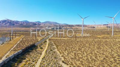 Un Train De Marchandises Voyageant à Travers Un Vaste Réseau Solaire Et éolien Dans Le Désert De Mojave En Californie - Vidéo Aérienne Par Drone