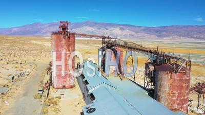 Vidéo Aérienne Sur Une Usine De Verre Abandonné Le Long De La Route 395 à Owens Lake, Owens Valley, Californie - Vidéo Par Drone