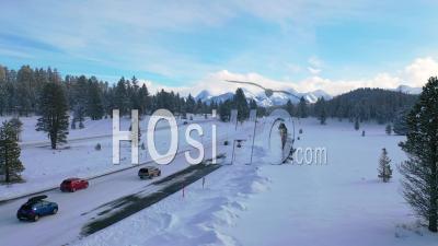 2020 - Vidéo Aérienne De Voitures Conduisant Des Voyages Sur Une Route De Montagne Couverte De Neige Glacée Dans Les Montagnes De L'est De La Sierra Nevada Près De Mammoth En Californie - Vidéo Par Drone