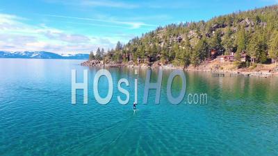2020 - Un Homme Monte Une Planche De Surf électronique Hydrofoil Efoil à Travers Le Lac Tahoe, En Californie, Dans Une Démonstration De Sport De Foil Hydroptère Extrême - Vidéo Par Drone