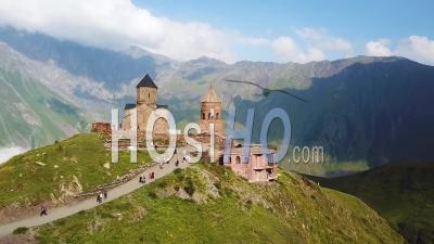 Monastère De Gergeti Et De L'église Surplombant Les Montagnes Du Caucase En République De Géorgie - Vidéo Par Drone