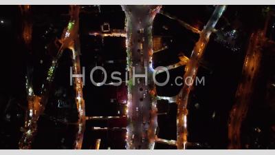 De Nuit, Suivant Des Voitures Dans La Vieille Ville D'amman, En Jordanie Avec Des Bâtiments, Du Trafic Et Des Voitures Sur Route - Vidéo Par Drone