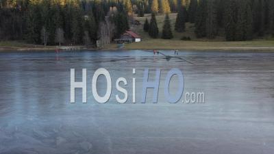 Lac Gelé Et Patinage Sur Glace - Vidéo Drone