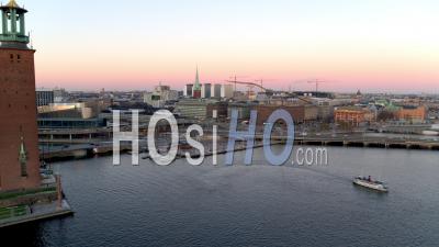 Hôtel De Ville De Stockholm Avec La Ville De Stockholm En Arrière-Plan - Vidéo Par Drone