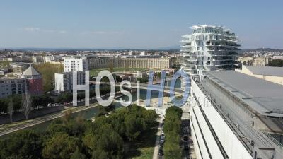 Vue Aérienne De La Place De L'europe, Dans Le Quartier De Port Marianne à Montpellier Pendant Covid-19 - Vidéo Par Drone