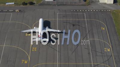 Aéroport De Lille Lesquin Accueillant Une Flotte Complète D'avions De Ligne Hop Devant Un Terminal Proche - Vidéo Par Drone