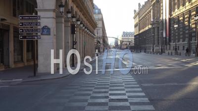 Rue De Rivoli Au Lever Du Soleil Pendant Le Confinement Du Covid-19, Paris – Video Sol