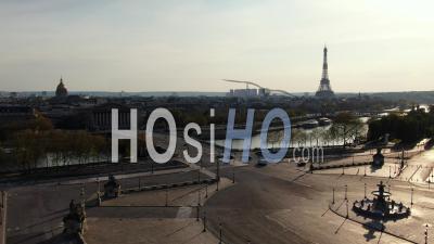 Voyage à Basse Altitude Montrant La Tour Eiffel Et Les Quais De Seine Pendant La Quarantaine, Point De Vue Du Drone