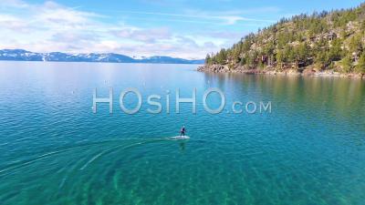 2020 - Un Homme Chevauche Une Planche De Surf électronique Hydrofoil Efoil à Travers Le Lac Tahoe, En Californie, Dans Une Démonstration Sportive De Foil Hydroptère Extrême - Vidéo Par Drone