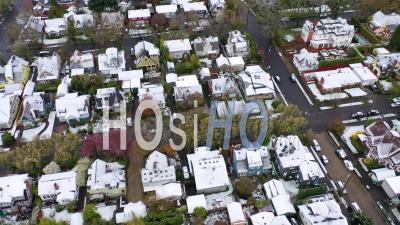 Inclinaison Aérienne Sur Quartier D'hiver Enneigé, Maisons, Banlieues Dans La Neige à Portland, Oregon. -  Vidéo Par Drone