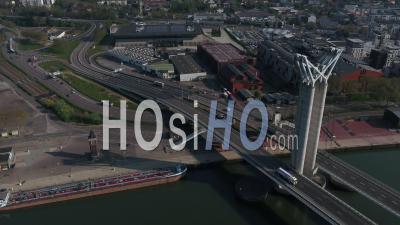 Vue Aérienne Autour Du Pont Flaubert à Rouen Pendant Le Confinement En Raison De Covid-19 - Vidéo Drone
