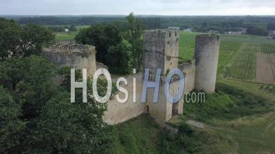Château Dans Les Vignes Et Les Champs De Blé, Vidéo Drone