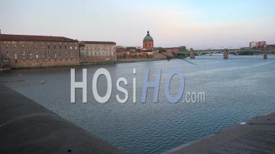 Toulouse, Les Bords De La Garonne, Le Pont Saint-Pierre Et Le Dôme De L'hôpital Grave